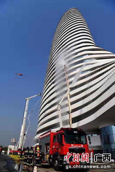 广西举行高层建筑跨区域灭火救援演练(组图)