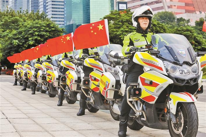 广东省深圳千余名“交警铁骑”为国庆交通护航(组图)