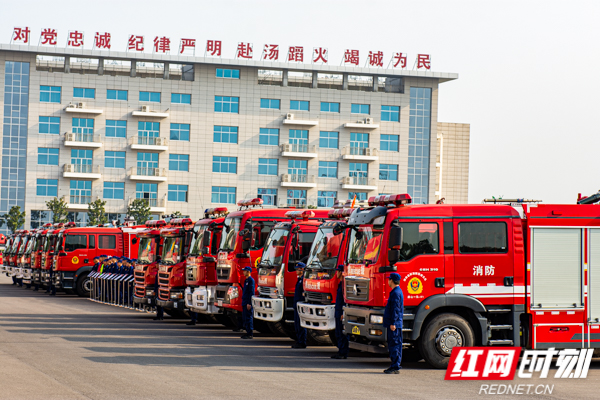 湖南消防举行装备业务技能比武 各类消防车辆器材集中亮相(组图)