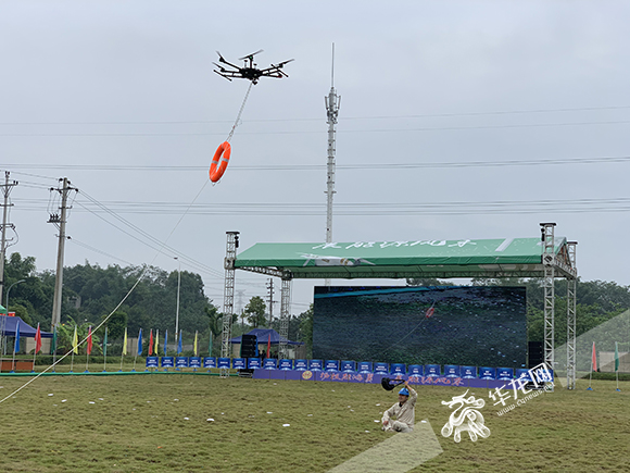 喷火、空投物资、拍摄二维码……重庆这场大赛无人机秀出“绝活”(组图)