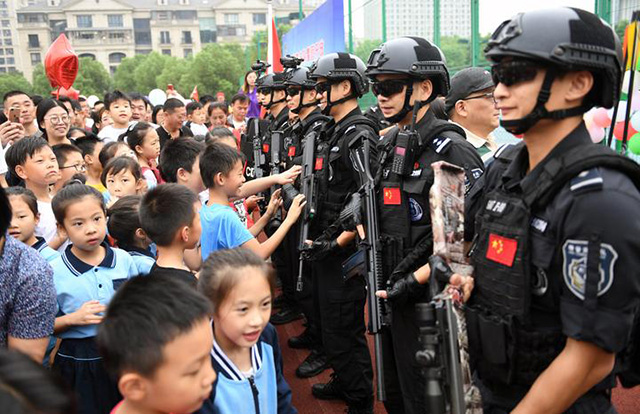 杭州特警警营开放日：让大家肾上腺素飙升！(组图)