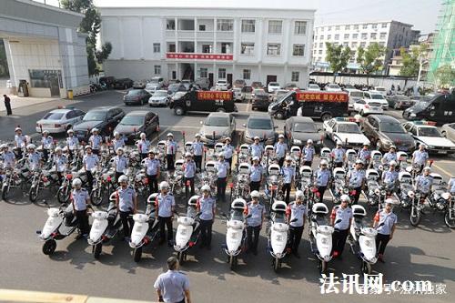 江西兴国县公安局为基层一线单位配发警用车辆(图)