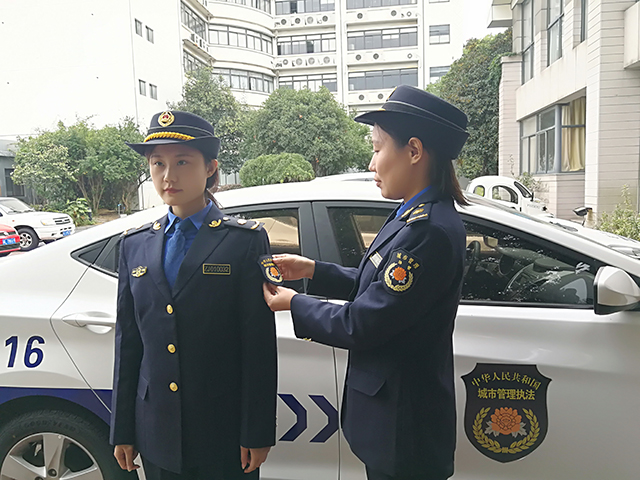 市城管执法支队举行协管员换装仪式22名协管员换上新式制式服装组图