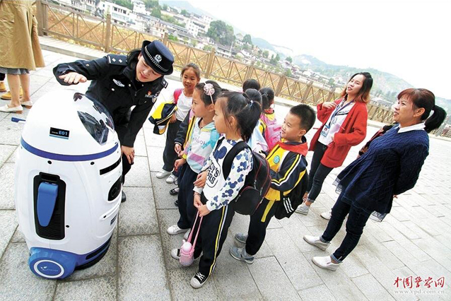 福建顺昌：警务宣传机器人惹人爱(图)