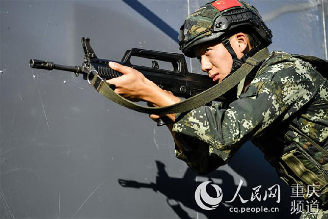 火力全开！直击武警重庆特战队员实弹射击训练(组图)