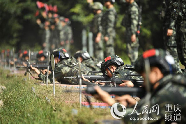 火力全开！直击武警重庆特战队员实弹射击训练(组图)