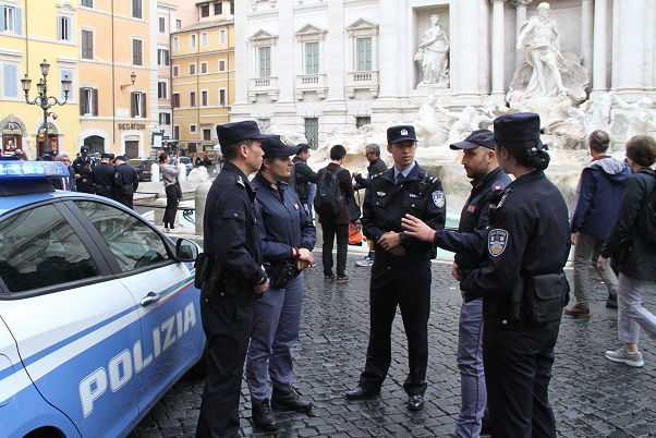 中意第四次警务联合巡逻正式启动 罗马街头遇到中国警员游客“安全感”倍增(组图)