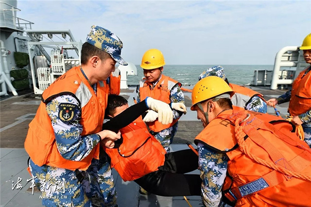 海军某防救支队开展海上救援专项训练(组图)