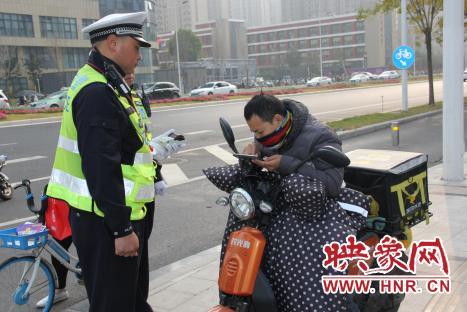 还敢交通违法？郑州交警警务通“人脸识别”系统几秒即可查出你的信息