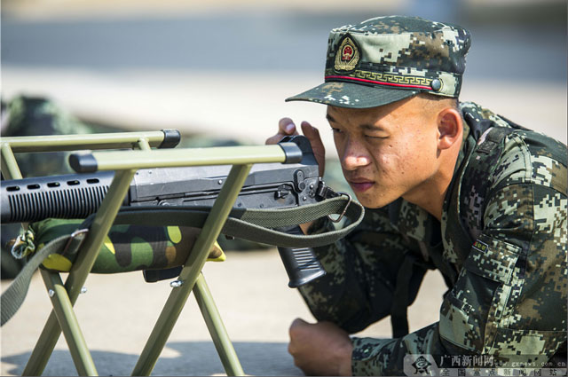 广西：枪支初体验 武警新兵开展首次射击预习训练(组图)