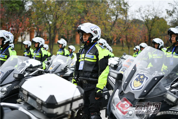 摩托车上演巅峰对决 云南昆明骑警开启警务实战技能大比武(组图)