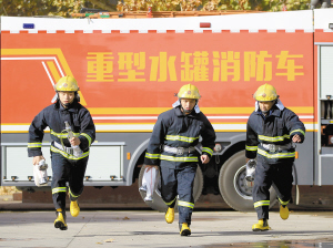 河北石家庄79家微型消防站346名队员举行消防大比武(组图)