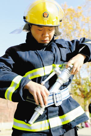 河北石家庄79家微型消防站346名队员举行消防大比武(组图)