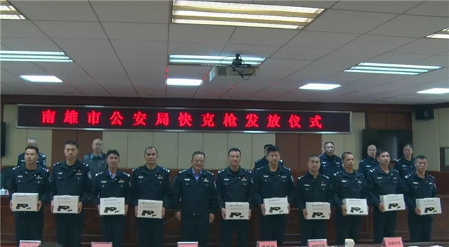 广东省南雄市公安配发高科技新型警用装备 提升队伍战斗力(组图)