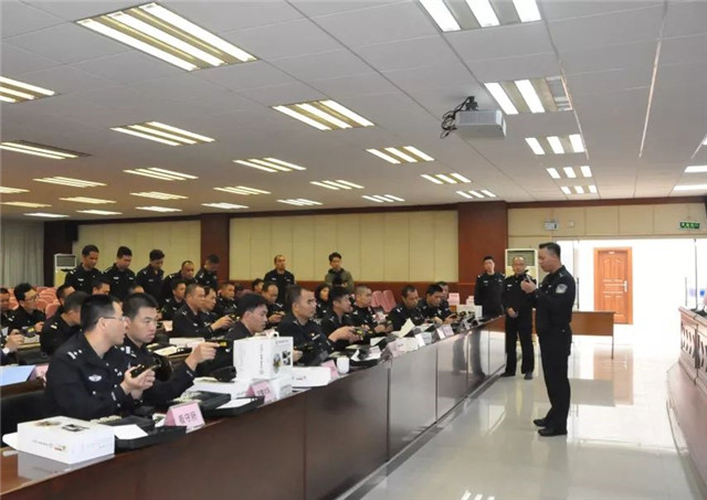 广东省南雄市公安配发高科技新型警用装备 提升队伍战斗力(组图)