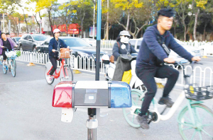 云南昆明交警试点规范非机动车行驶 8个路口“移动智能秩序杆”上岗(图)