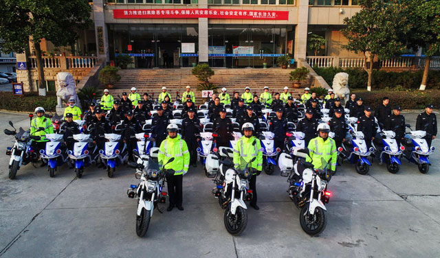 安徽泾县：42辆警用电动车15辆警用摩托车配发一线(组图)