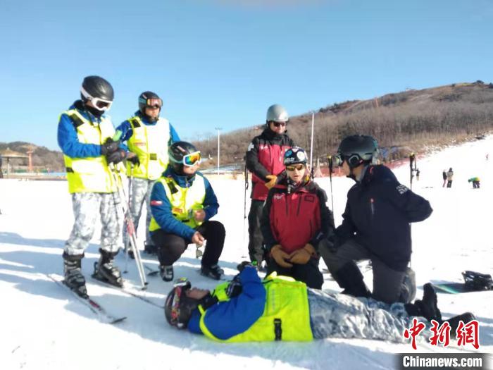 世界顶级雪上巡逻队来辽宁滑雪场交流指导雪地救援(组图)