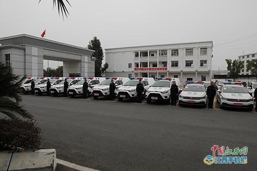 江西省兴国县公安局为基层一线单位配发新警车(组图)