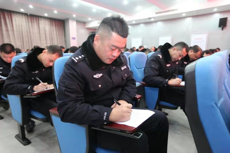 河南省延津交警开展执勤执法规范和安全防护知识考试(图)