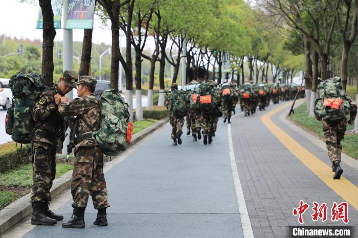 上海武警总队新兵开展三天两夜新兵拉练(组图)