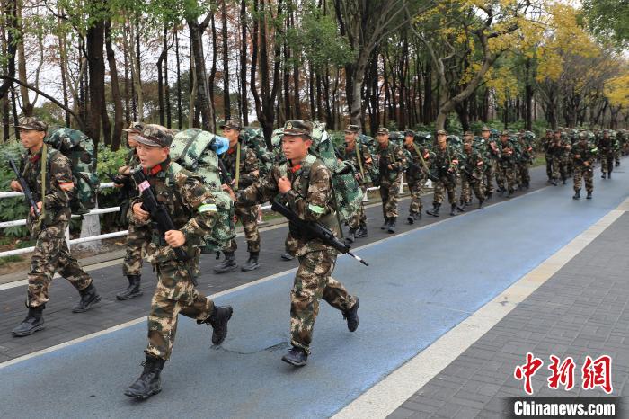 上海武警总队新兵开展三天两夜新兵拉练(组图)