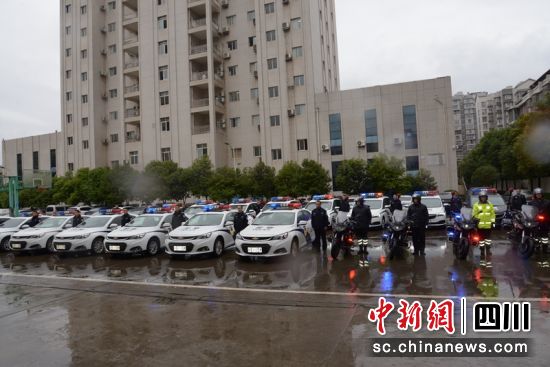四川蓬安警方举行警车发放仪式(组图)