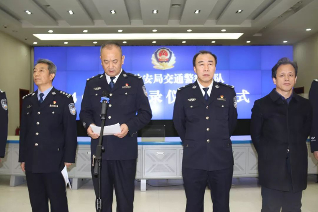 山西临汾市公安局交警支队举行4G执法记录仪授佩仪式(组图)