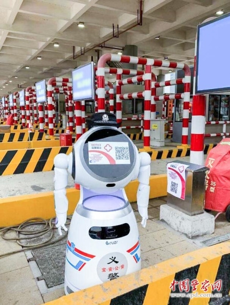 AI机器人“警察”坚守广东深圳防疫一线，助力降低病毒传染风险(组图)