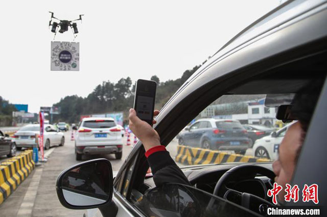 贵州贵阳：警用无人机高速出口悬挂二维码 司乘“空中”扫码登记进城(组图)