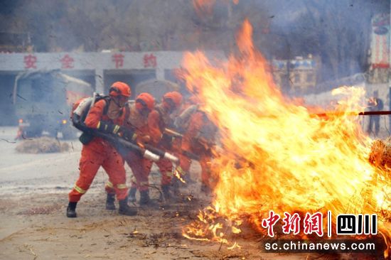 四川森林消防以考核提升战斗力(组图)