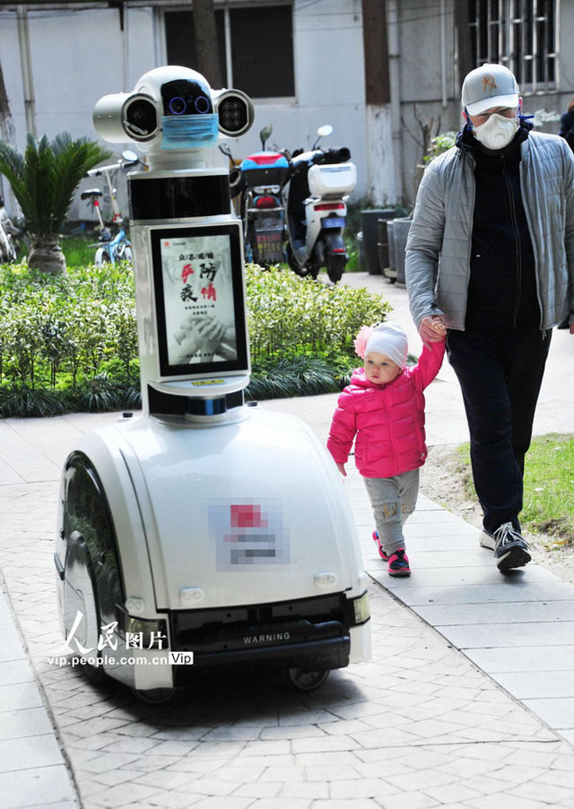 上海：智能防疫机器人巡逻小区(组图)