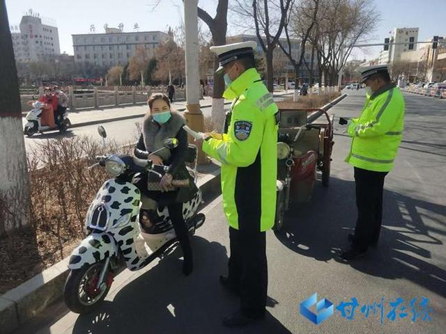 甘肃省甘州公安交警开展城市交通秩序精细化整治行动(组图)