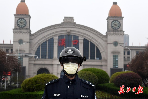 湖北武汉警方配备AI头盔测体温，人群之中，它瞅谁测谁(组图)