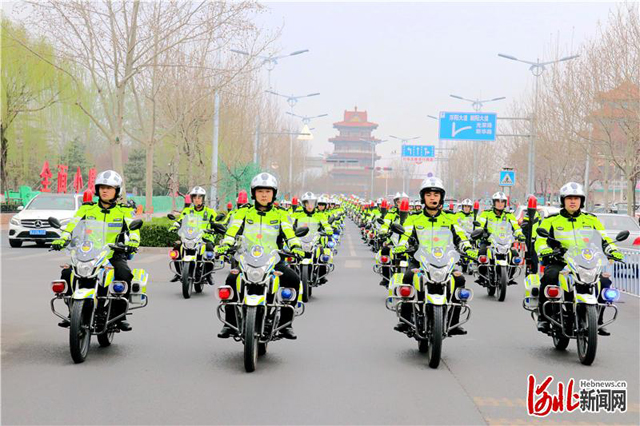 河北沧州市中心城区交警铁骑队正式亮相街头(组图)