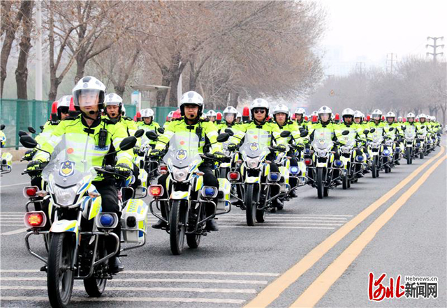 河北沧州市中心城区交警铁骑队正式亮相街头(组图)