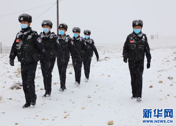 西藏公安雪中巡逻：珠峰脚下的移民警察(组图)