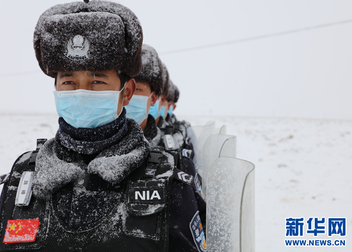 西藏公安雪中巡逻：珠峰脚下的移民警察(组图)