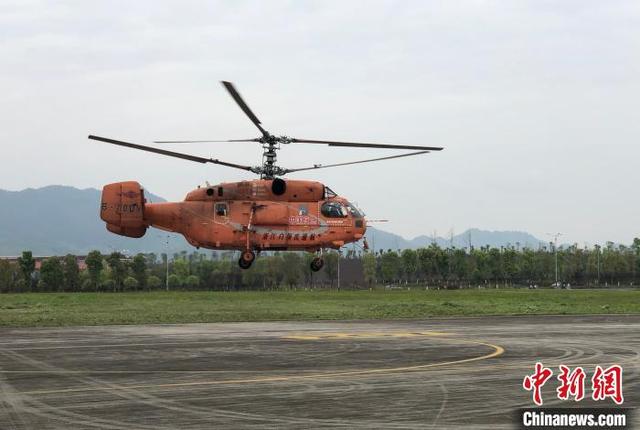 重庆市航空应急救援总队派直升机赴西昌参与灭火(图)