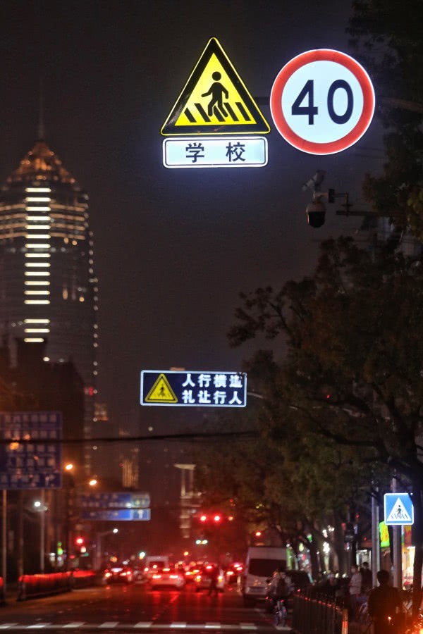 人行道会发光！浦东交警推广上海首个“自发光”式交通设施(组图)