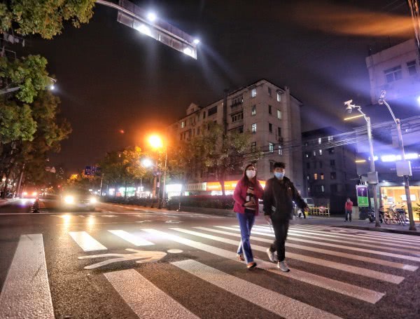 人行道会发光！浦东交警推广上海首个“自发光”式交通设施(组图)