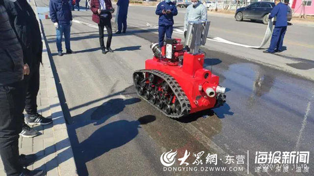 消防机器人“入列”山东东营港新材料产业园消防站