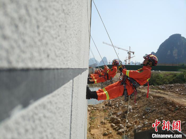 广西桂林消防山岳水域救援培训打造水陆两栖尖兵(组图)