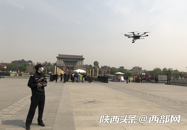 陕西西安南门广场上升起“黑蜘蛛” 无人侦查机训练引围观