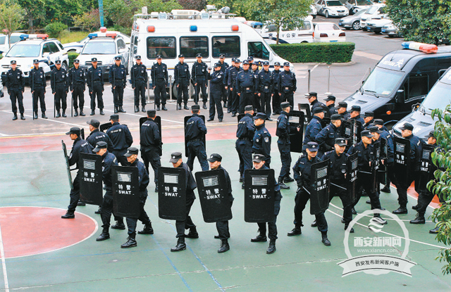 陕西西安：民警防暴队形训练(图)
