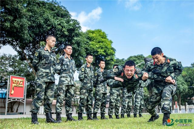 立夏时节走进火热练兵场，感受广西武警官兵实战练兵震撼场面(组图)