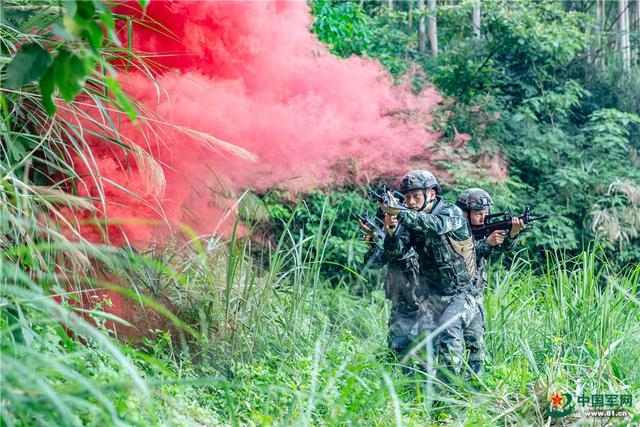 立夏时节走进火热练兵场，感受广西武警官兵实战练兵震撼场面(组图)