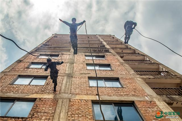 立夏时节走进火热练兵场，感受广西武警官兵实战练兵震撼场面(组图)