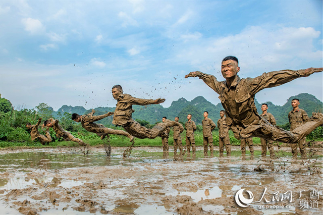 广西崇左：武警官兵泥潭训练砺血性(组图)