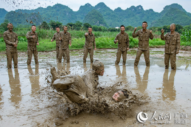 广西崇左：武警官兵泥潭训练砺血性(组图)